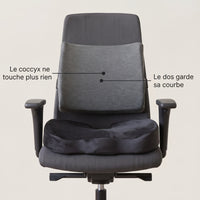 Coussin coccyx et coussin lombaire installés sur une chaise de bureau