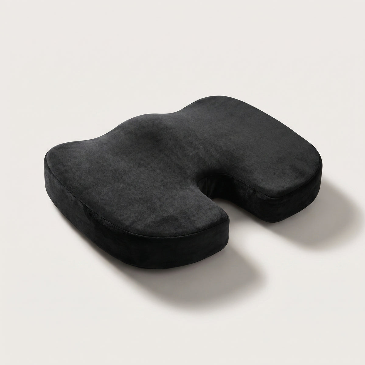 Coussin coccyx ergonomique en gel vu de trois quarts, découpe arrière visible Image