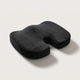 Coussin coccyx ergonomique en gel vu de trois quarts, découpe arrière visible