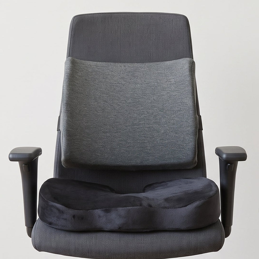 Coussin coccyx et coussin lombaire installés sur une chaise de bureau Image